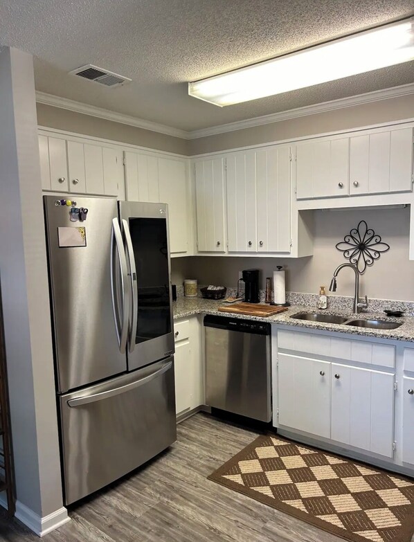 Jääkaappi, mikroaaltouuni, uuni, liesi