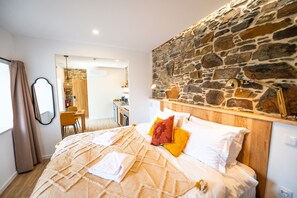 Luxury Studio Suite, River View | Private kitchenette | Oven, stovetop, dishwasher, electric kettle - Mira D'Ouro Serta (Serta)