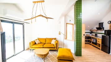 Luxury-Studiosuite | Wohnbereich | 32-Zoll-Flachbildfernseher mit Premium-TV-Sendern