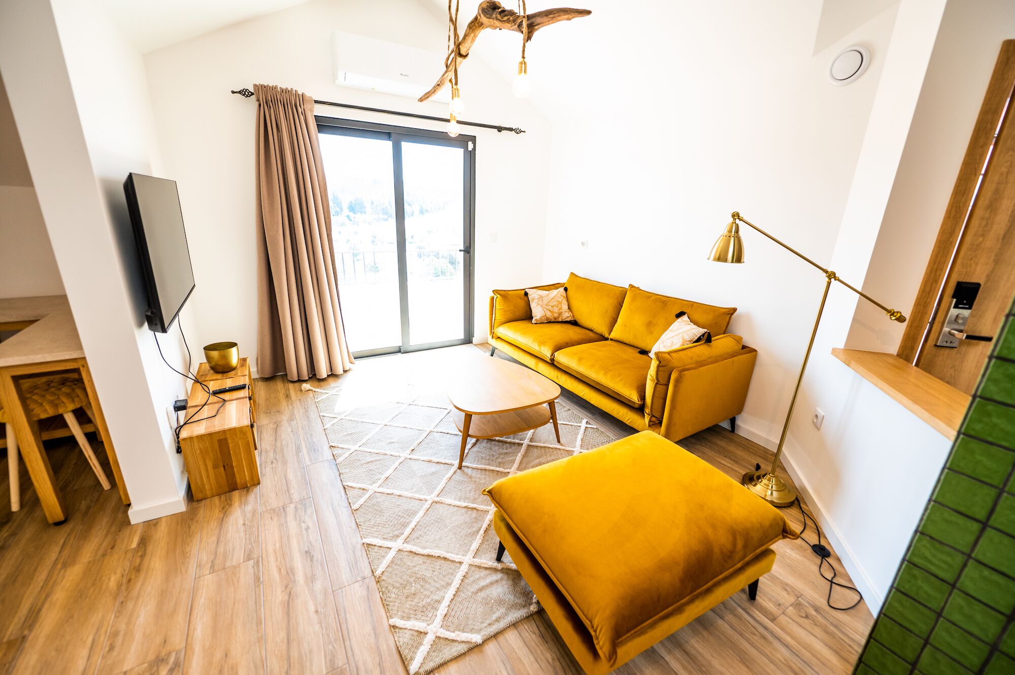 Luxury Studio Suite | Living area | 32-inch flat-screen TV with premium channels