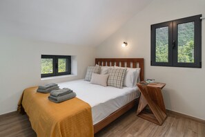 2 bedrooms, desk, iron/ironing board, WiFi