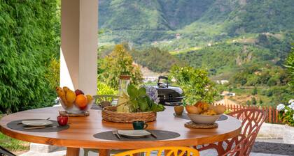 In tranquil countryside, Casa Hortensia