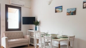 Dining - La Casa di Asia - Two Bedroom Apartment, Sleeps 4 (Tanaunella)