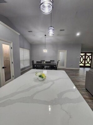 Dining - Charming 3-bedroom house in fantastic Houston with AC, WiFi (Houston)