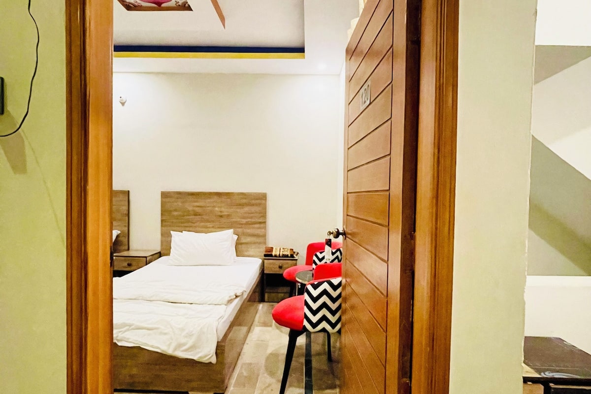 Deluxe kamer, 1 twee- of 2 eenpersoonsbedden, meerdere bedden, niet-roken, privébadkamer | Donzen dekbedden, individueel gedecoreerd, individueel gemeubileerd