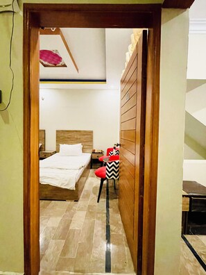 Chambre Deluxe double ou avec lits jumeaux, Plusieurs lits, non-fumeur, salle de bain privée | Couette en duvet, décor unique, ameublement unique, bureau
