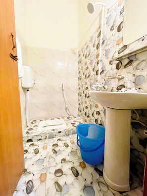 Doppia Deluxe, 1 letto matrimoniale, non fumatori, bagno privato | Bagno | Doccia, pantofole, sapone, carta igienica