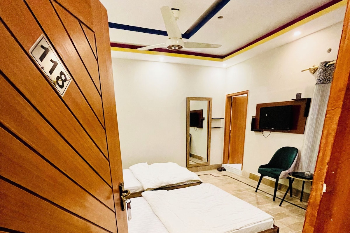 Deluxe Twin kamer, 2 eenpersoonsbedden, niet-roken, privébadkamer | Donzen dekbedden, individueel gedecoreerd, individueel gemeubileerd