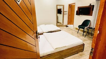 Deluxe Twin Room, 2 Single Beds, Non Smoking, Private Bathroom | Down duvets, individually decorated, individually furnished, desk