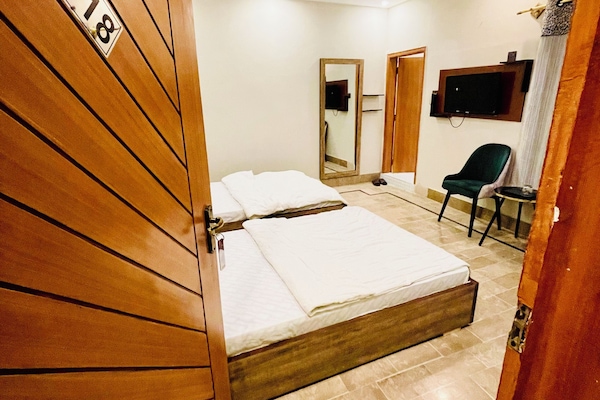 Deluxe Twin Room, 2 Twin Beds, Non Smoking, Private Bathroom | Down comforters, individually decorated, individually furnished, desk