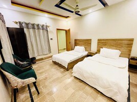 Cubrecamas, decoración personalizada, muebles diferentes y escritorio 