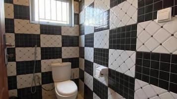 Een douche, een haardroger, handdoeken, zeep