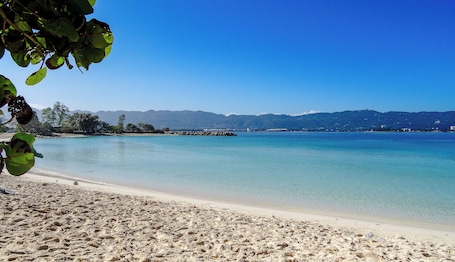 Sulla spiaggia. The Irie Inn Room#3 AC, WiFi