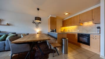 Een koelkast, een oven, een vaatwasser, een koffiezetapparaat/waterkoker