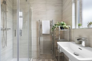 Dusche, Handtücher, Toilettenpapier