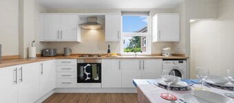 Modern 3 bed home ideally located close to Coventry City Centre, w/parking 



