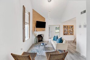 スマートテレビ、暖炉、DVD プレーヤー、書庫