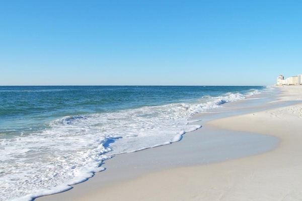 Una playa cerca, sillas reclinables de playa, toallas de playa