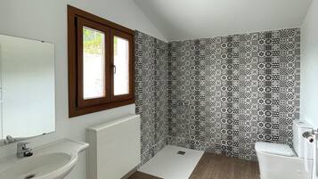 Douche, serviettes fournies, savon, papier toilette