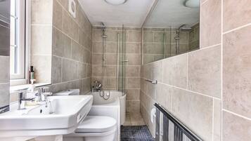 Toalettartikler (inkludert), hårføner, håndklær og såpe