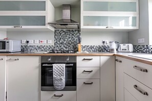 Kjøleskap, mikrobølgeovn, ovn og oppvaskmaskin