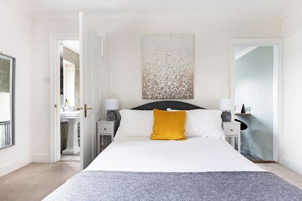 1 soverom, skrivebord, strykejern/-brett og wi-fi