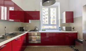Fridge, microwave, oven, stovetop - LUXURIOUS 200SQM APARTMENT NEAR VATICAN: HISTORIC ELEGANCE AND MODERN COMFORTS (Roma)