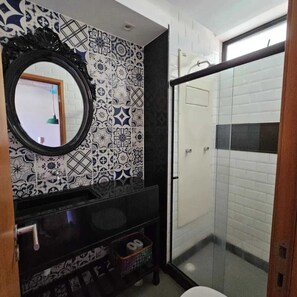 Chuveiro, toalhas de banho, papel higiênico 