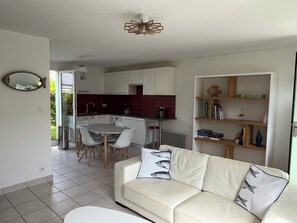 TV, books - Maison T3 Avec Terrasse et Jardinets au sud et au Nord (Sauzon)