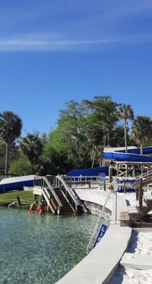 Alberca al aire libre y alberca climatizada