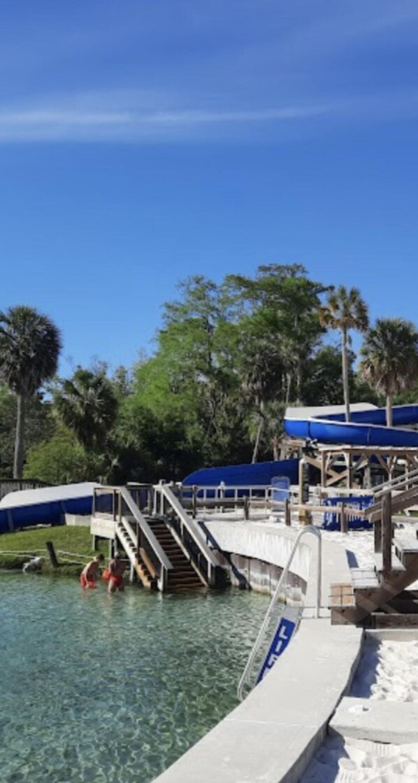 Piscina a l'aire lliure i piscina climatitzada 