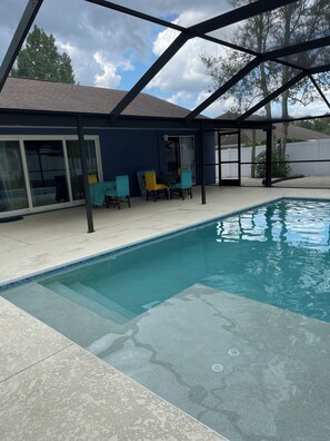 Utendørsbasseng og et oppvarmet basseng