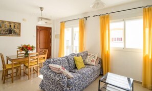 TV - Apartment with communal pool in quiet area  (Conil de la Frontera)