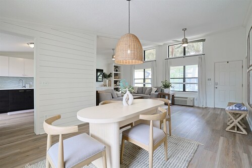 Modern Coastal 2 bed 2 bath villa, pet friendly, 2 miles from beach