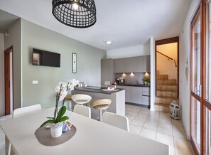 Jääkaappi, mikroaaltouuni, uuni, kahvin-/teenkeitin