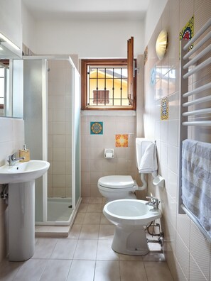 Een douche, een haardroger, handdoeken, toiletpapier