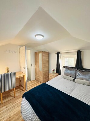 4 bedrooms, iron/ironing board, WiFi, bed sheets