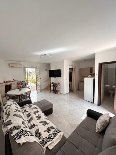 Lovely 3-bedroom villa in Torre Lapillo with AC, WiFi, barbecue near beach