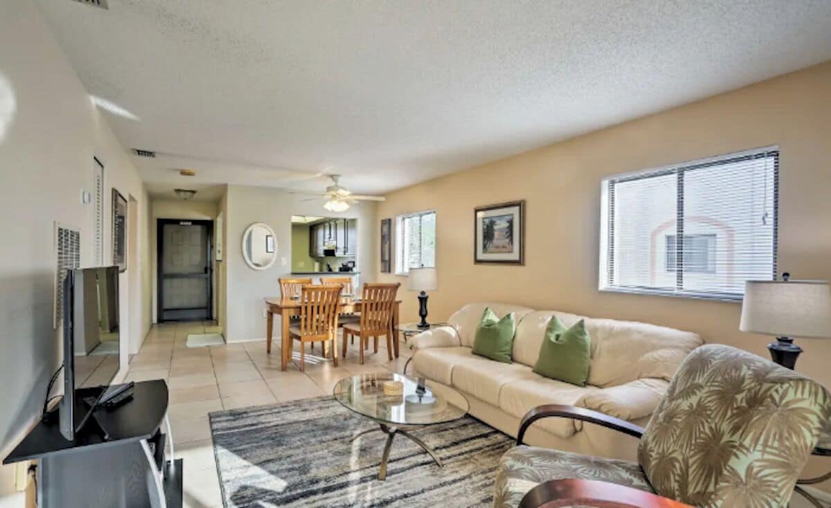 Smart-TV, DVD-spiller og bøker