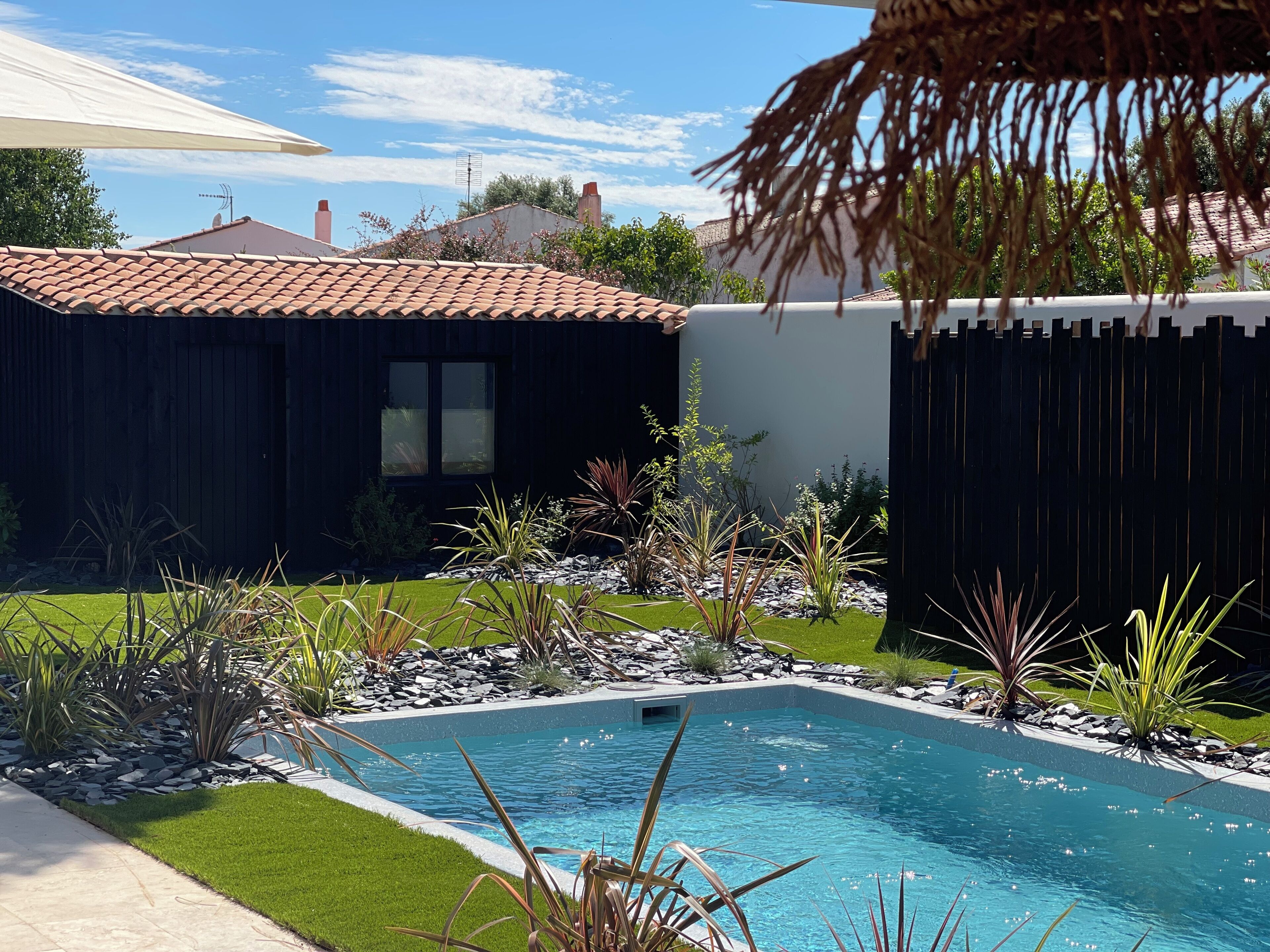 Utendørsbasseng og et oppvarmet basseng