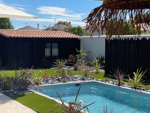 Outdoor pool, a heated pool - Maison, Piscine, Proche Plage et Commerces, 12 Pers, , Calme, 5 Chbres, 4 sdb (Saint-Martin-de-Ré)