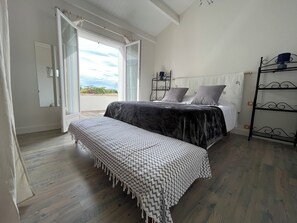 5 bedrooms, desk, iron/ironing board, travel cot - Maison, Piscine, Proche Plage et Commerces, 12 Pers, , Calme, 5 Chbres, 4 sdb (Saint-Martin-de-Ré)