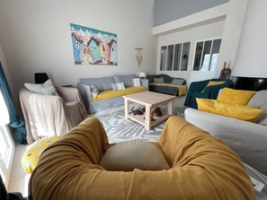 TV, fireplace - Maison, Piscine, Proche Plage et Commerces, 12 Pers, , Calme, 5 Chbres, 4 sdb (Saint-Martin-de-Ré)