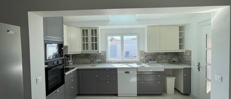 Frigorifero, microonde, forno, piano cottura