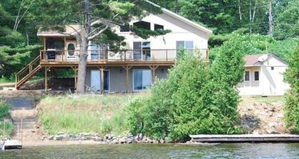 Gunter Retreat - Four Bedroom Cottage, Sleeps 10