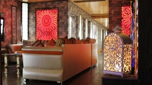 Ein moderner Lounge-Bereich mit einer Couch und einer dekorativen Laterne.