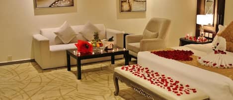 1 bedroom, hypo-allergenic bedding, down comforters, minibar