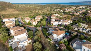 Zona residencial con casas, carreteras y una línea costera.