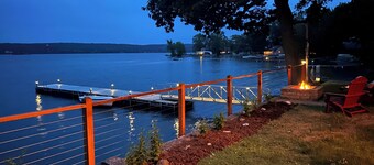 Charming water-front cottage & guest house comfortably sleeps 8 with WiFi, AC