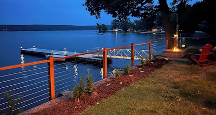 Charming water-front cottage & guest house comfortably sleeps 8 with WiFi, AC
